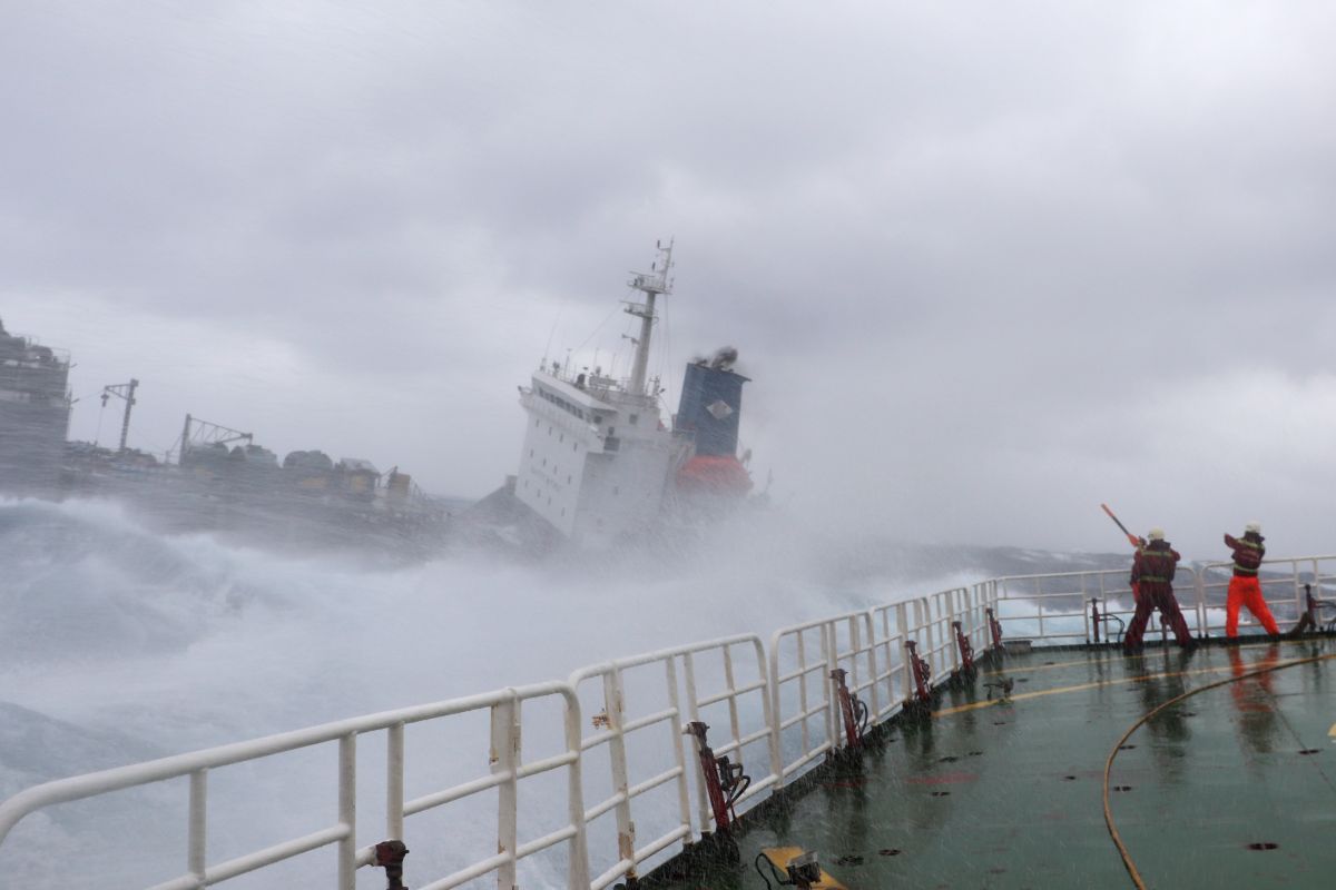 Kapal kargo Indonesia terjebak topan diselamatkan tim darurat China
