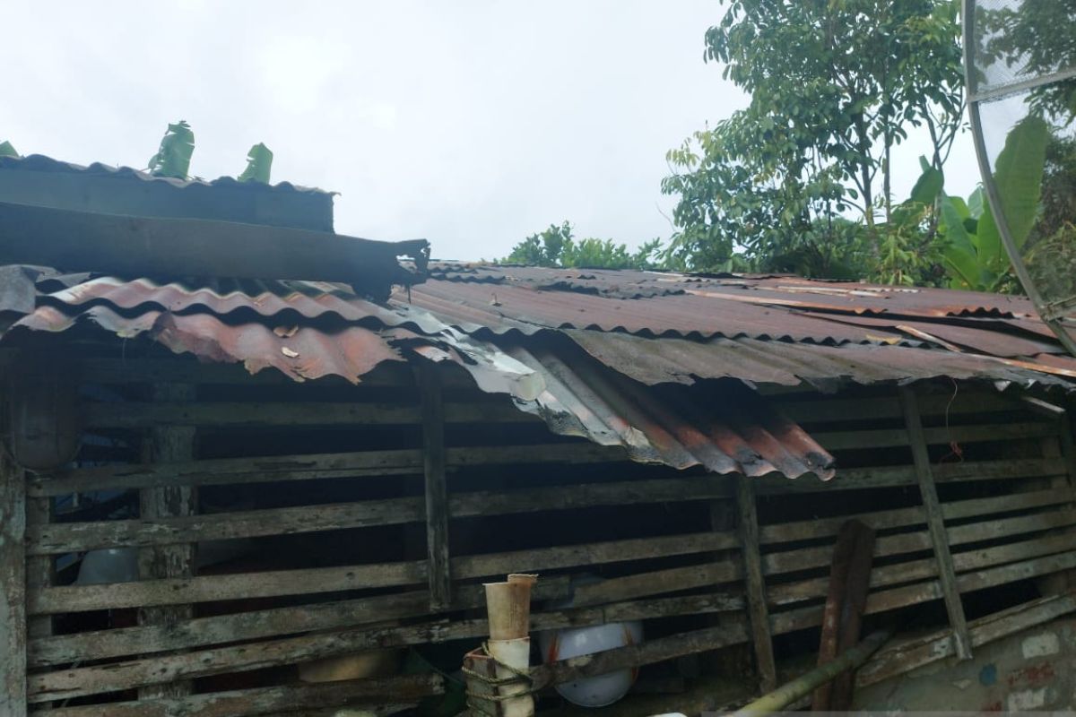 Puluhan Tahun Atap Rumah Yani Bocor, PT Timah Tbk Serahkan Bantuan Perbaikan Atap