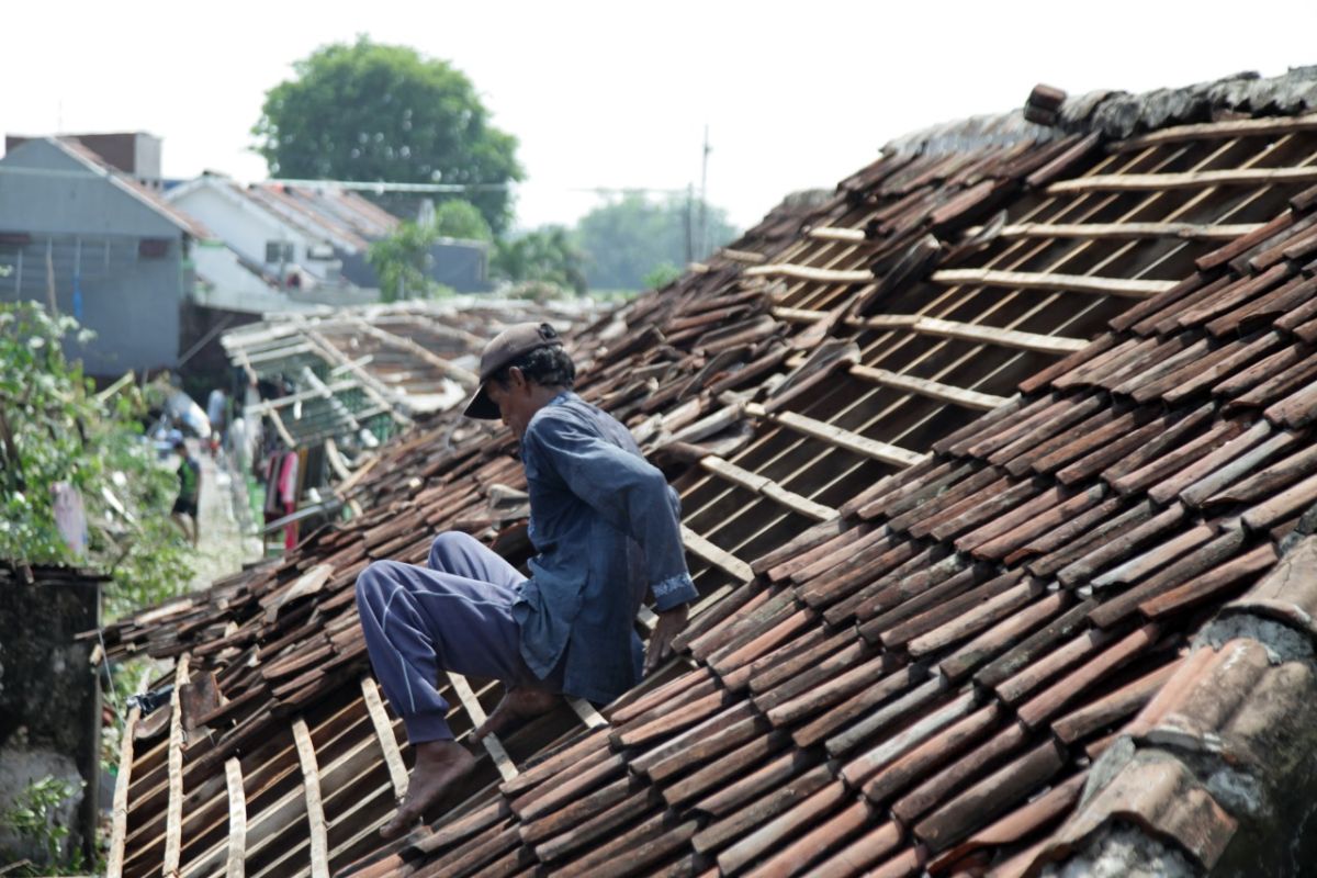 Pemkab salurkan bantuan makanan ke warga terdampak angin kencang Sidoarjo