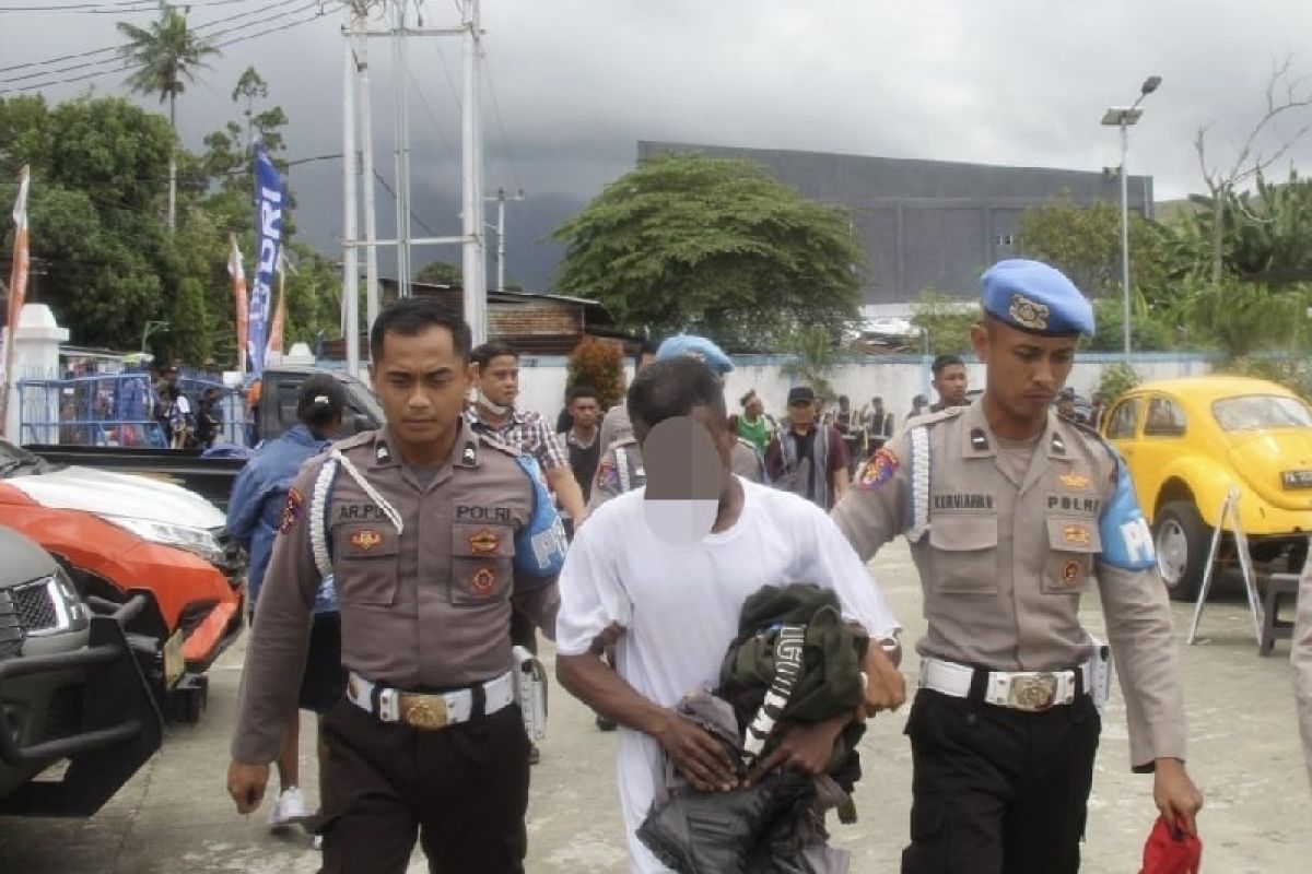 Polisi gadungan ditangkap saat pembukaan KMAN di Sentani