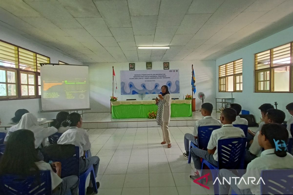 BAKTI bekali siswa SMK di Langgur literasi digital dan bahasa Inggris