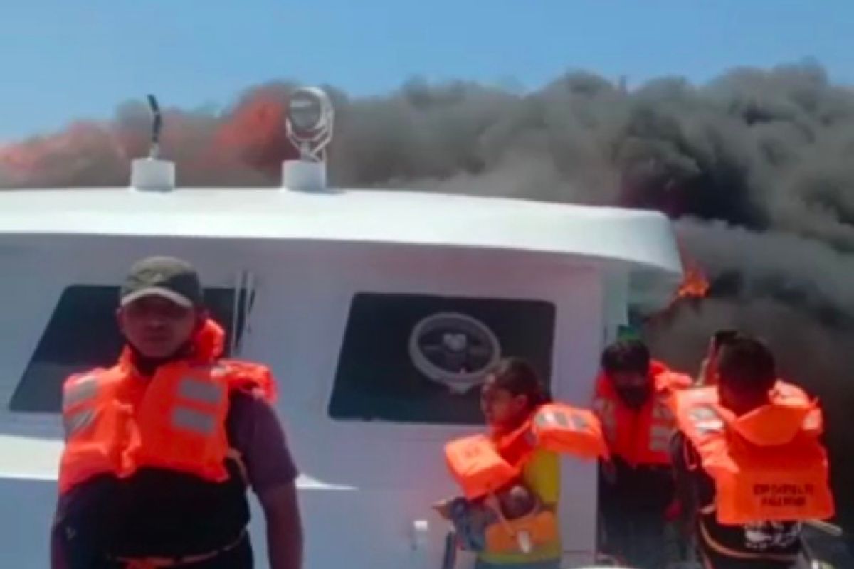 Angkut ratusan penumpang, kapal Kupang-Alor kebakaran di tengah laut