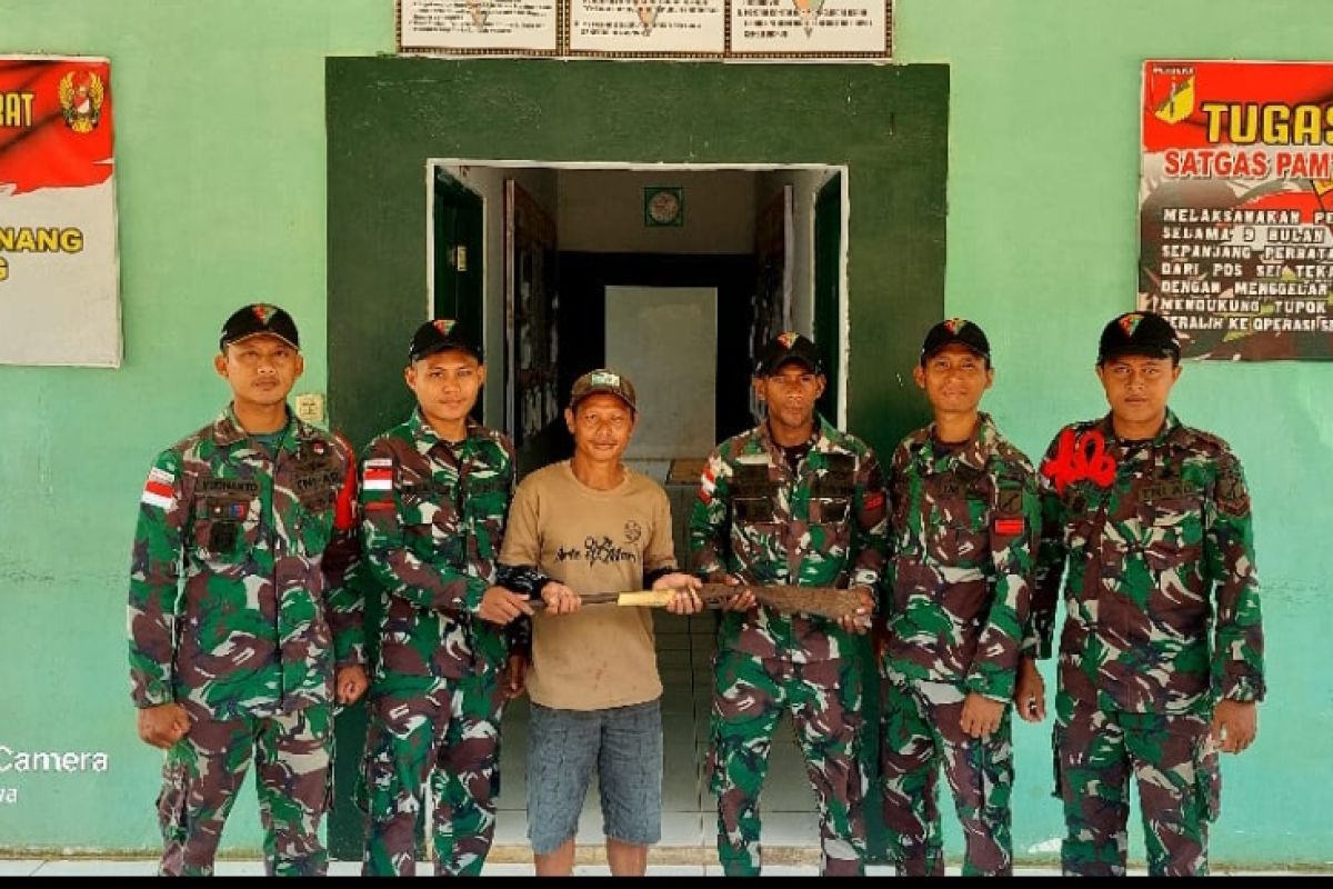TNI terima senjata api rakitan dari warga perbatasan RI-Malaysia