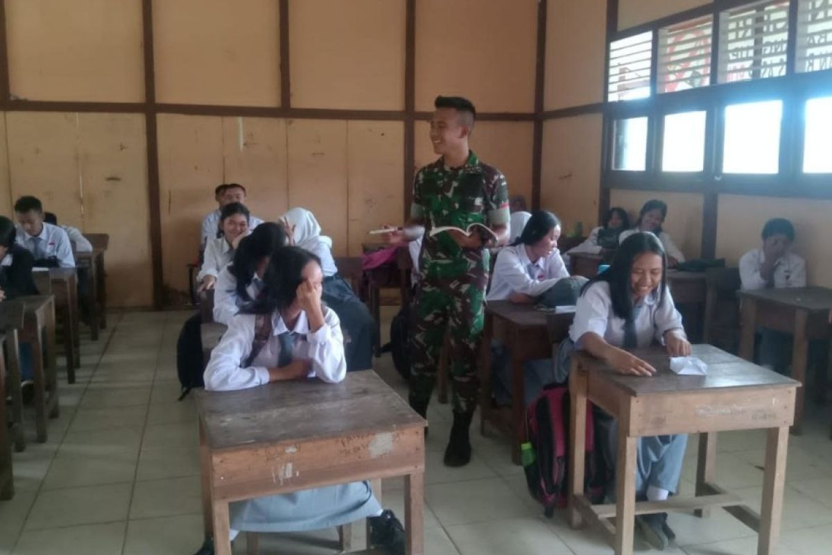 Prajurit TNI berikan materi wawasan kebangsaan di sekolah perbatasan