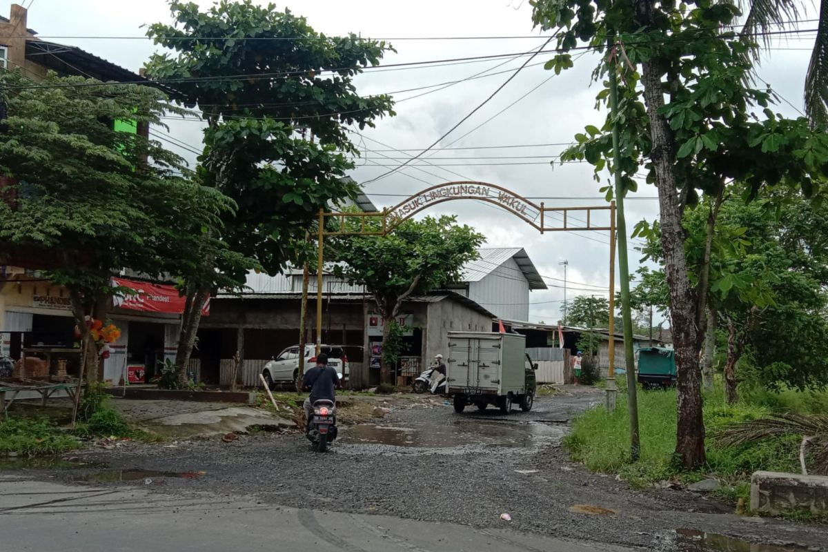 Jalan Simpang Empat Wakul Renteng semakin rusak