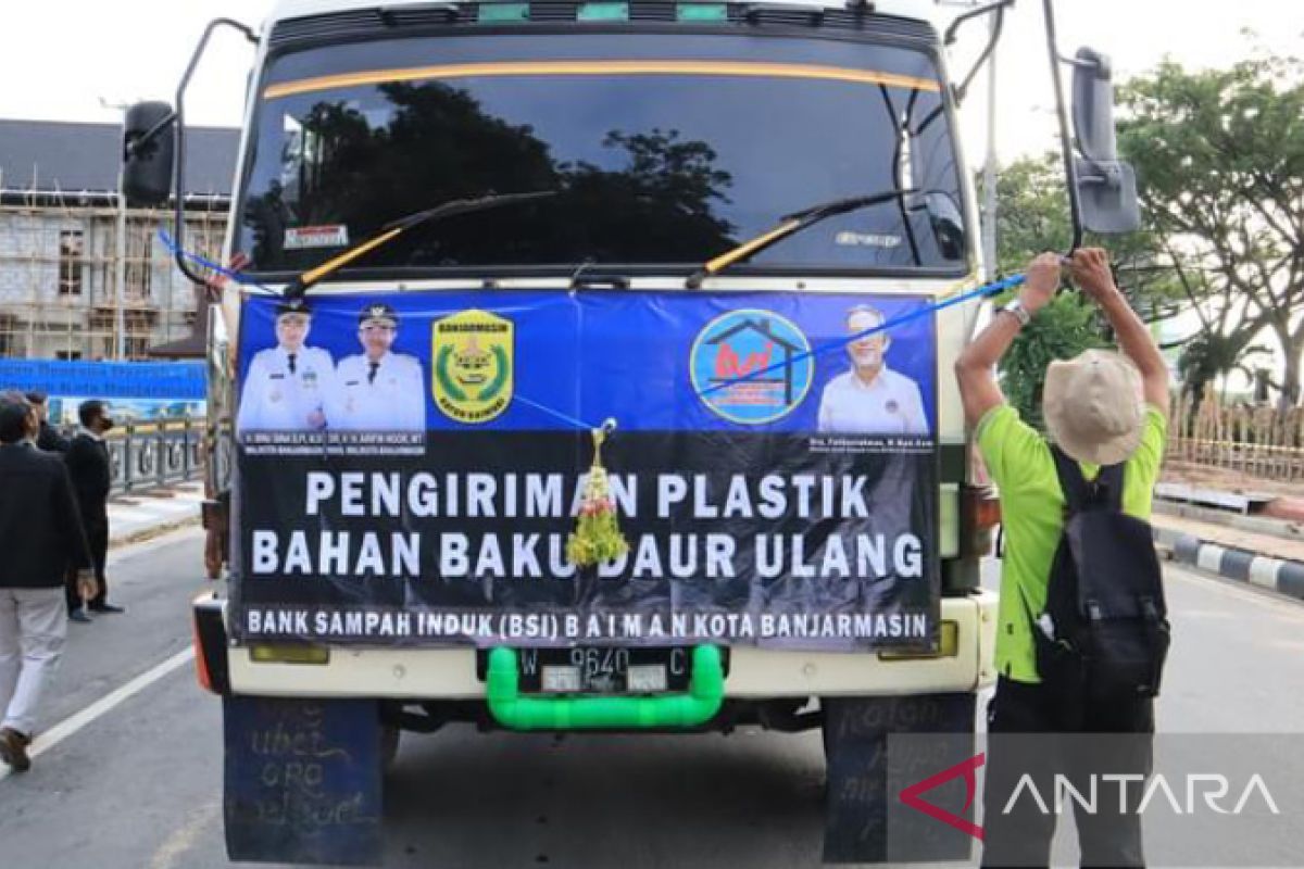 Banjarmasin kirim 11,7 ton sampah plastik daur ulang ke Surabaya