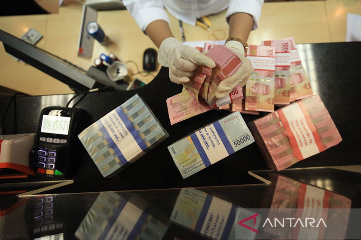 Rupiah menguat seiring inflasi AS turun