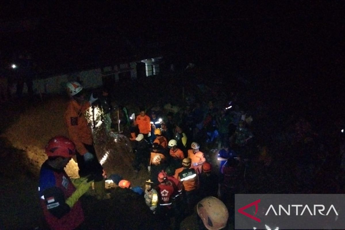 Relawan evakuasi jasad terakhir korban tertimbun longsor di Sukabumi
