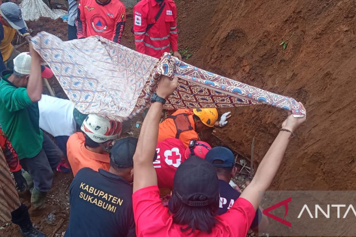 Tim gabungan berhasil temukan dua korban longsor di Sukabumi