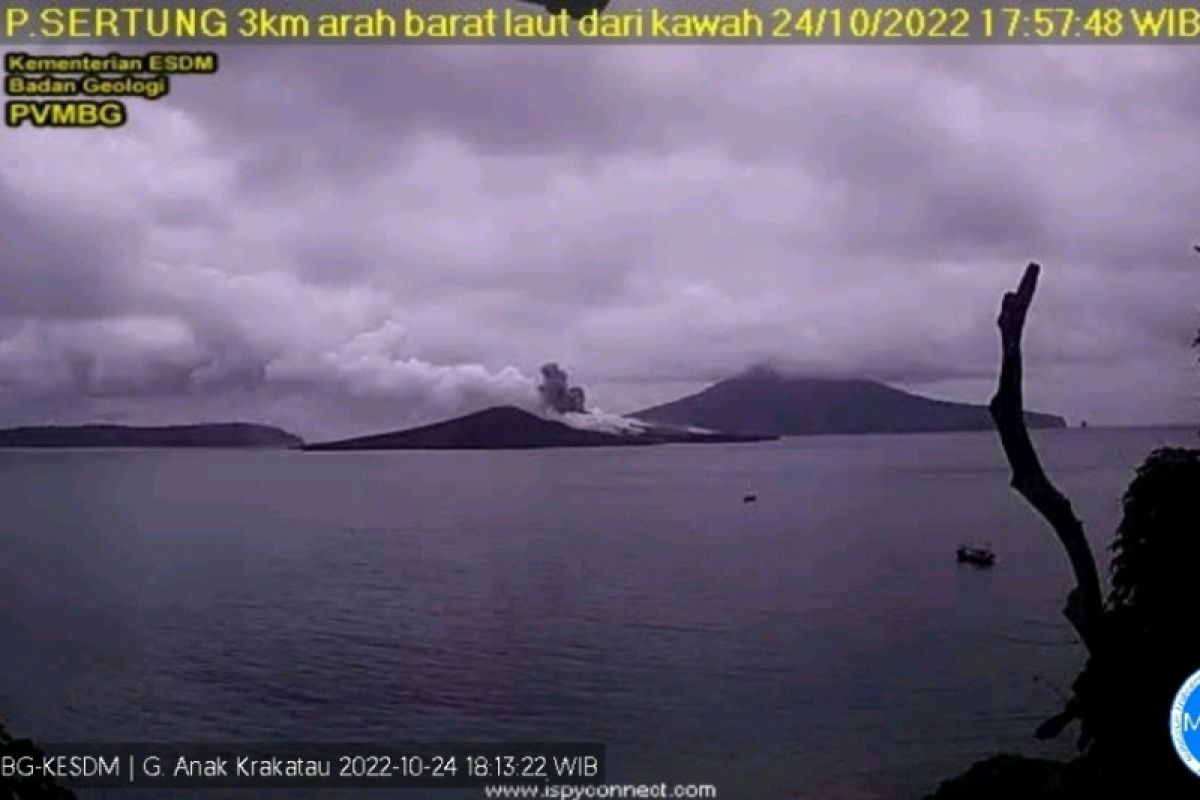 Gunung Anak Krakatau erupsi melontarkan abu setinggi 100 meter