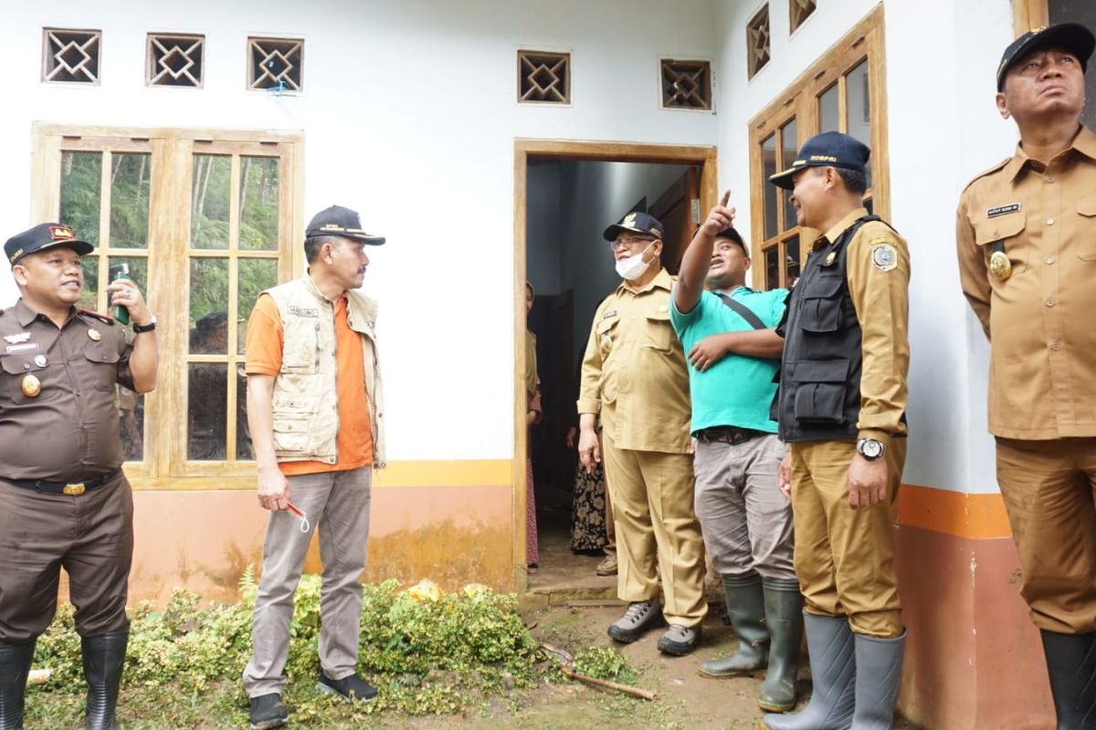 Pemkab salurkan bantuan untuk korban tanah longsor di Tulungagung