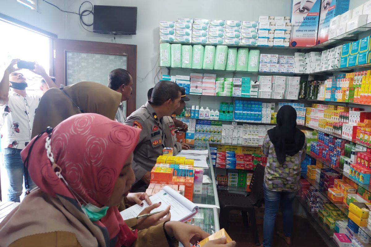 Polisi segel ratusan botol obat cair di apotek SBT