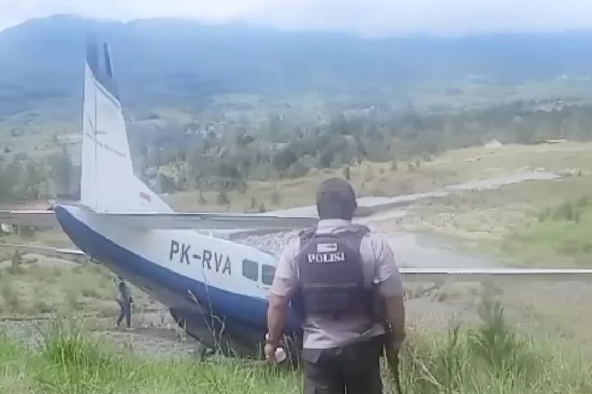 Pesawat cargo PK-RVA tergelincir  di bandara Aminggaru, Ilaga Papua