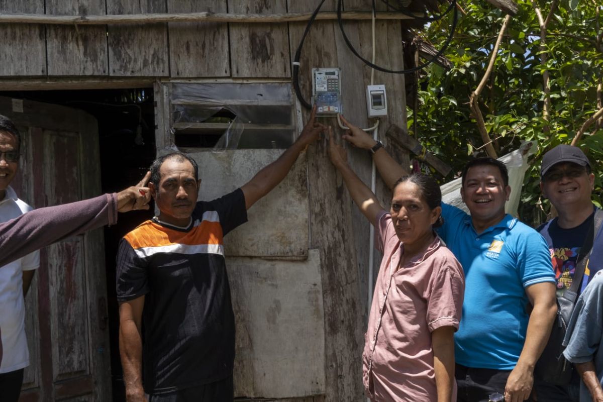 Warga 3T di Pulau Obi dapat bantuan sambungan listrik