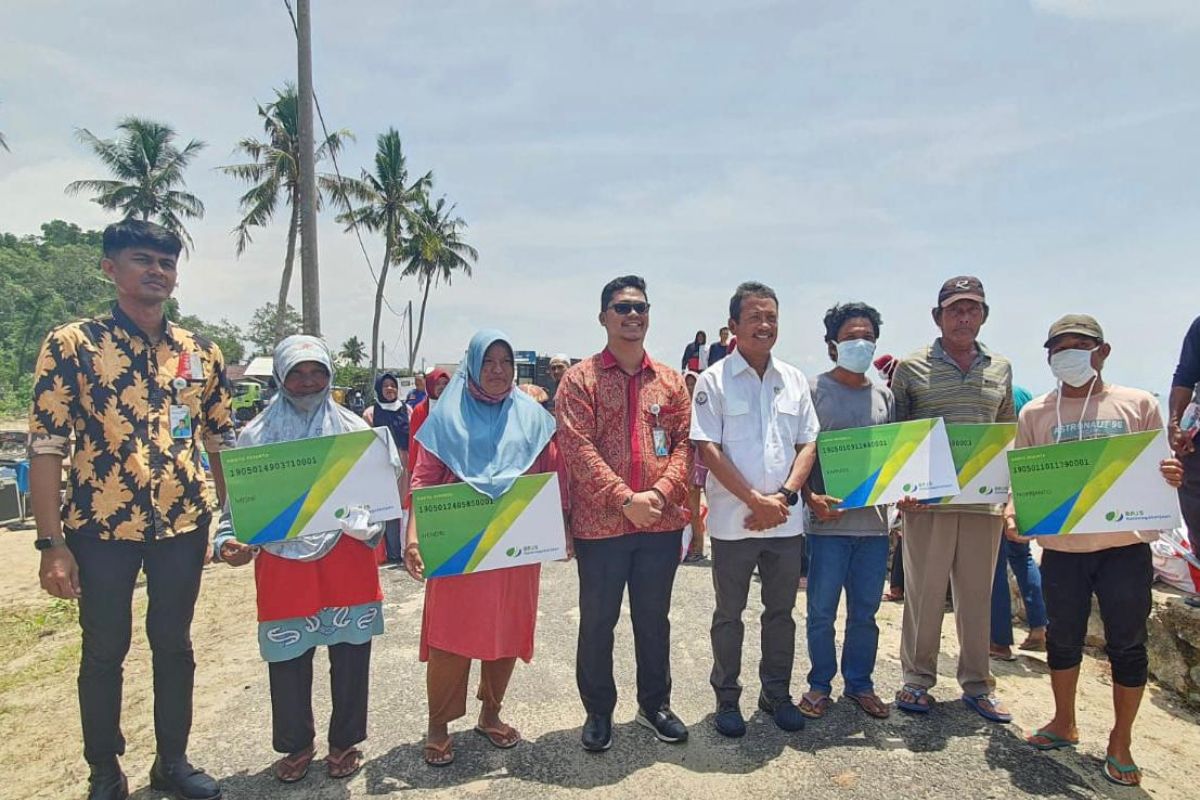 Menteri KKP serahkan Kartu BPJS Ketenagakerjaan ke nelayan Bangka Barat