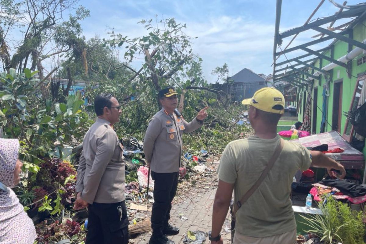 Petugas bersihkan sisa meterial angin kencang di Sidoarjo