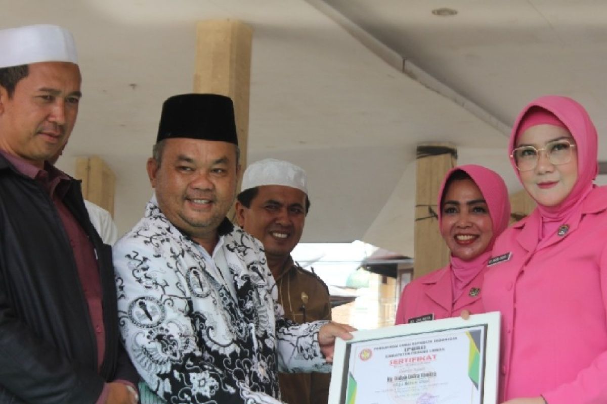 Ketua Bhayangkari  Padang Lawas terima Sertifikat Motivator Literasi dari PGRI