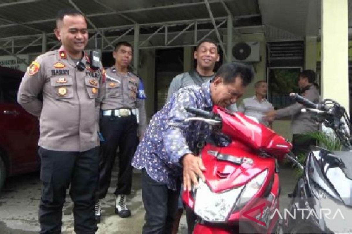 Korban pencurian sepeda motor haru saat kendaraan ditemukan polisi