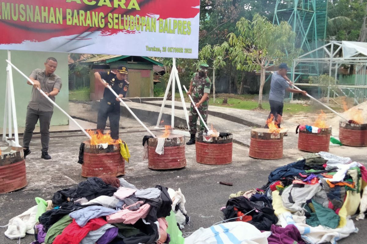 Sebanyak 32 balpres pakaian bekas dimusnahkan di Markas Kodim Tarakan
