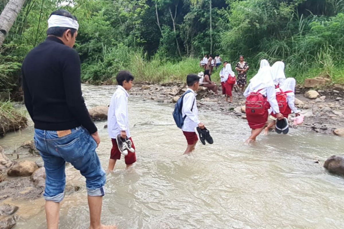 Anggota DPR Dedi Mulyadi inisiatif bangun jembatan yang dilintasi para pelajar SD ke sekolah