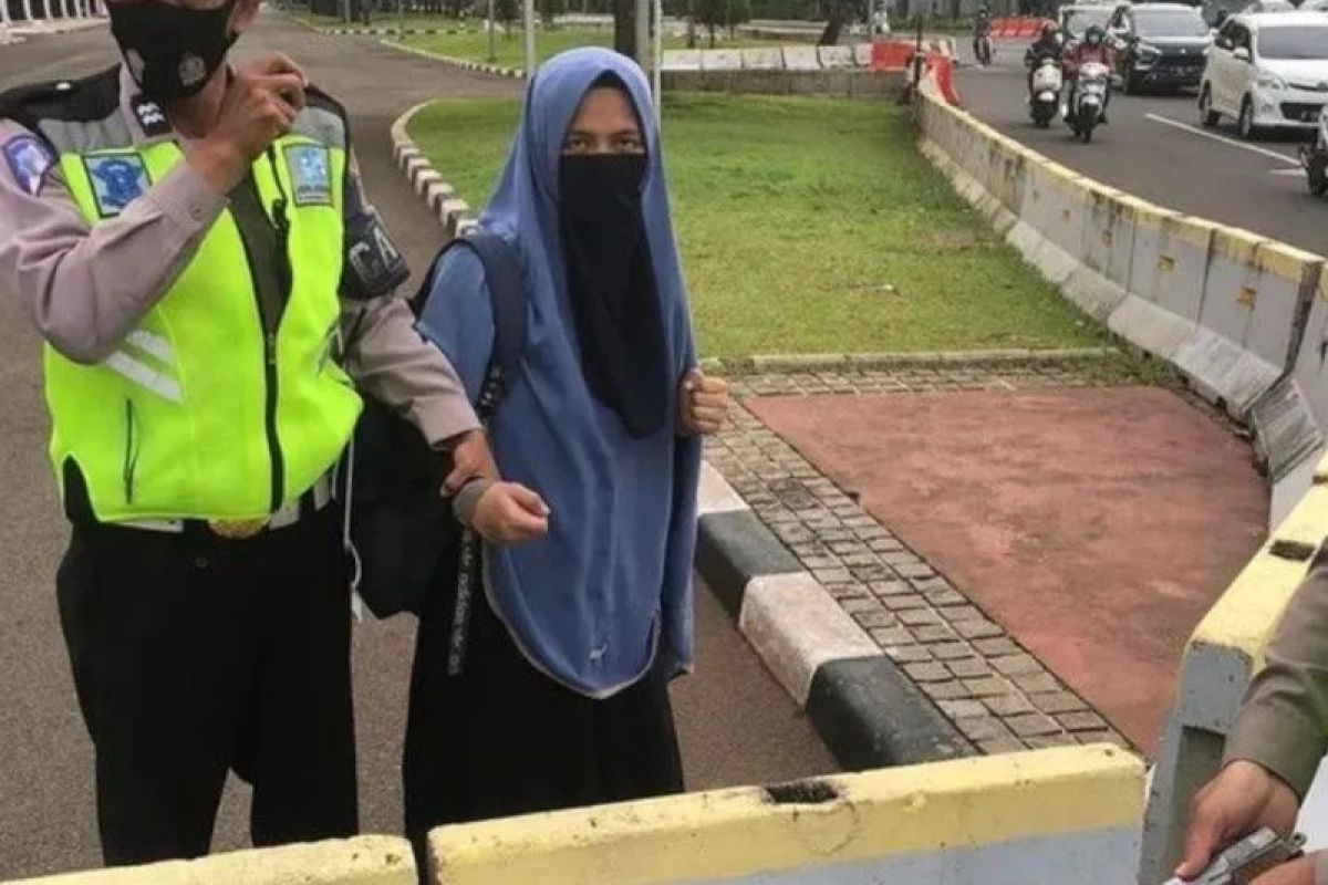 Kriminal kemarin, wanita bersenjata di depan Istana hingga buku tilang