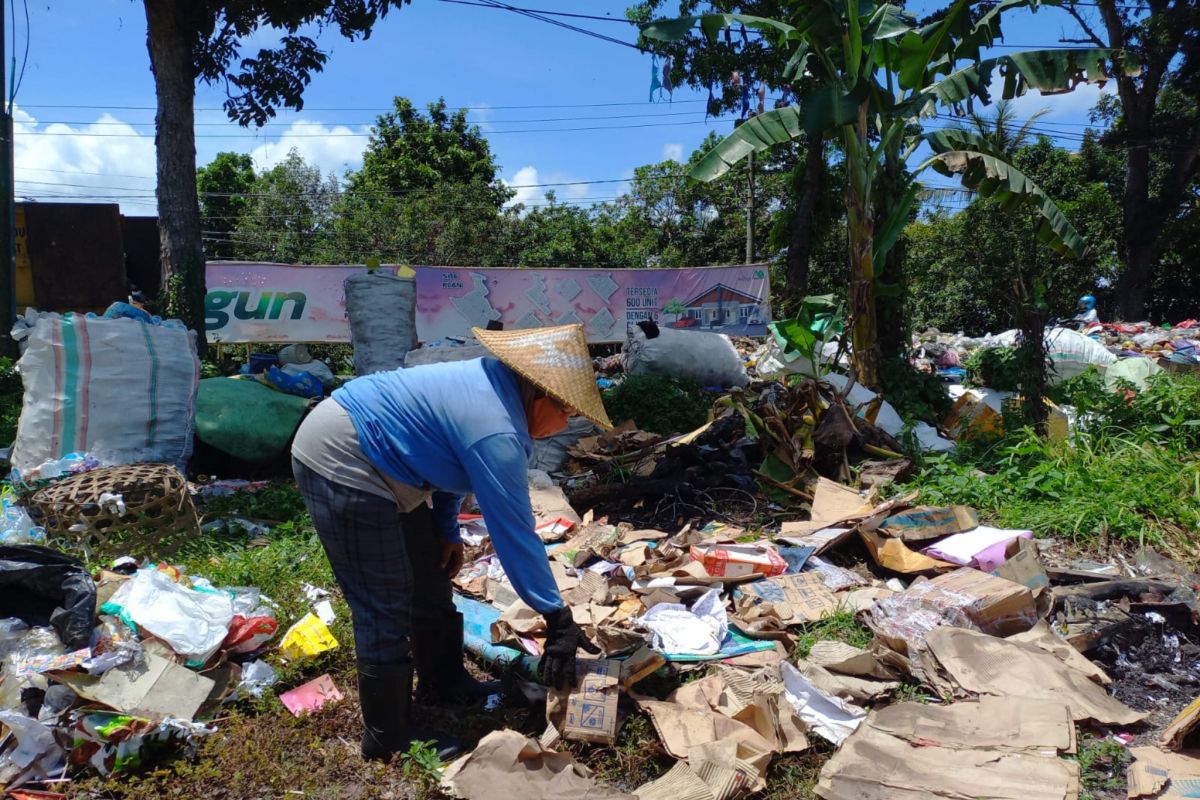 Produksi sampah di Kecamatan Kediri meningkat akibat cuaca buruk yang tidak stabil
