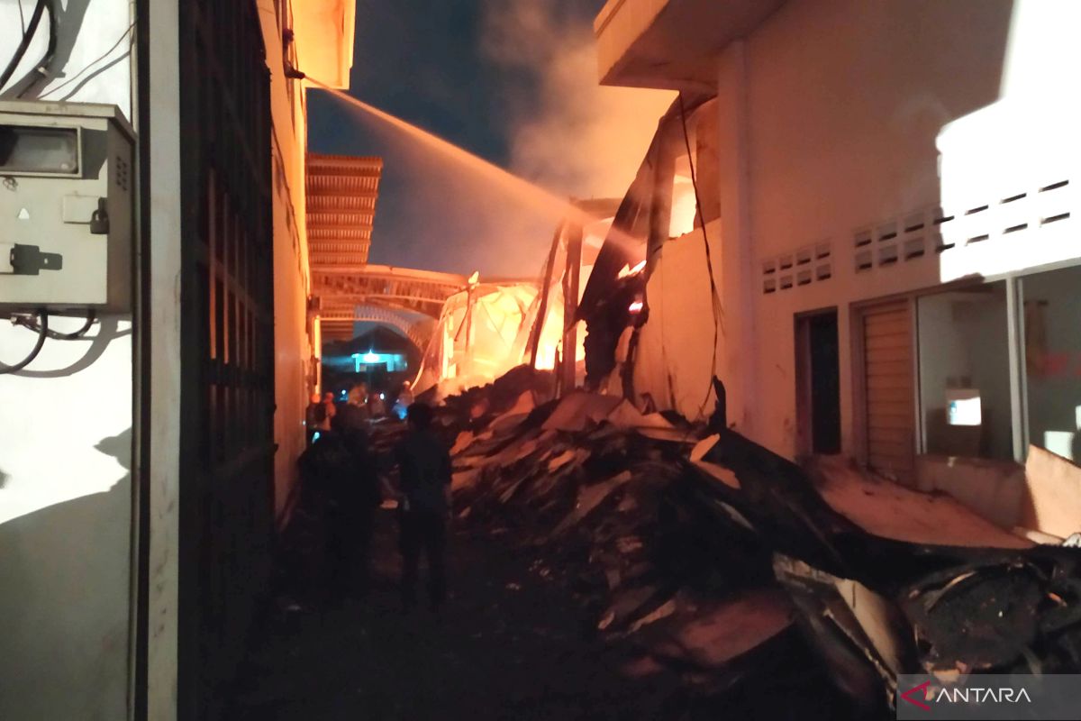 Diskar selama 24 jam masih atasi kebakaran gudang triplek di Bandung