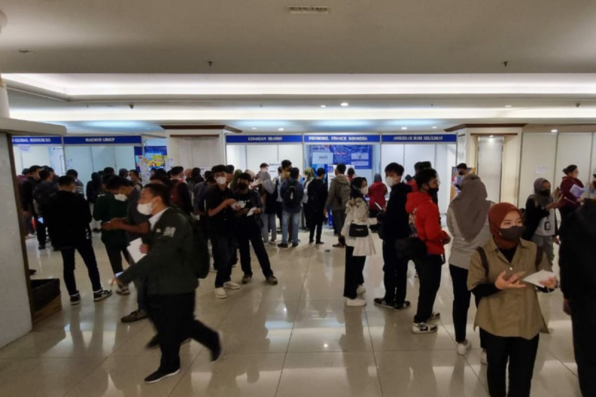 Sudin Nakertransgi Jaksel gelar bursa kerja di Plaza Semanggi