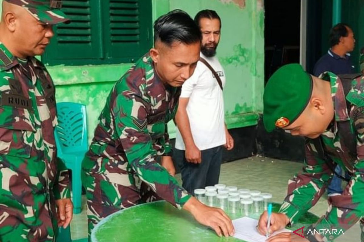 Prajurit TNI Bukittinggi diperiksa tes urine antisipasi peredaran narkoba