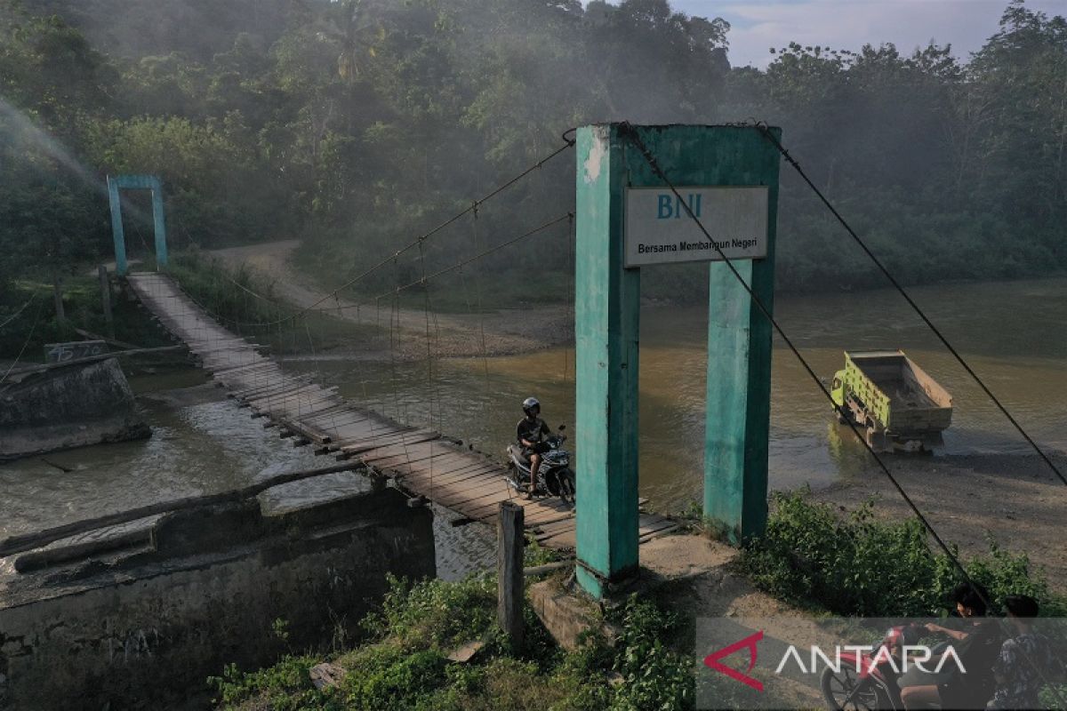 JEMBATAN GANTUNG PENGHUBUNG ANTAR DESA DI KONAWE