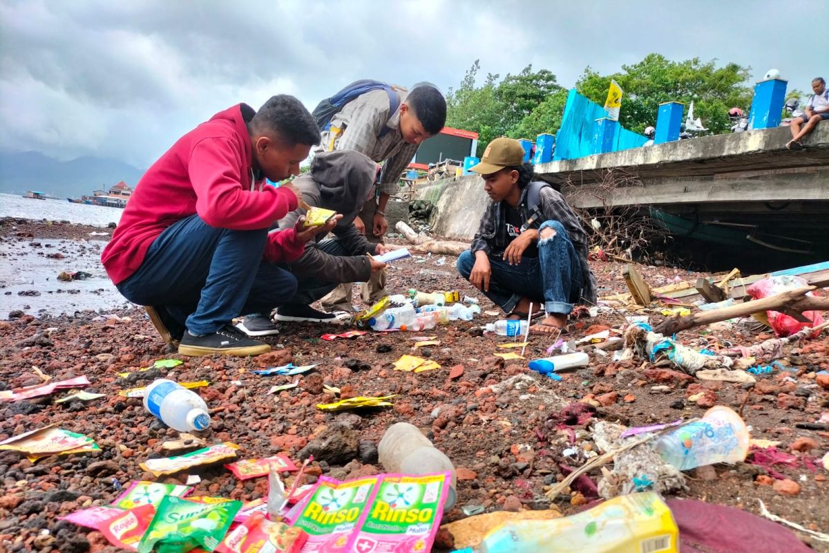 Penggiat lingkungan bersihkan sampah di laut Ternate