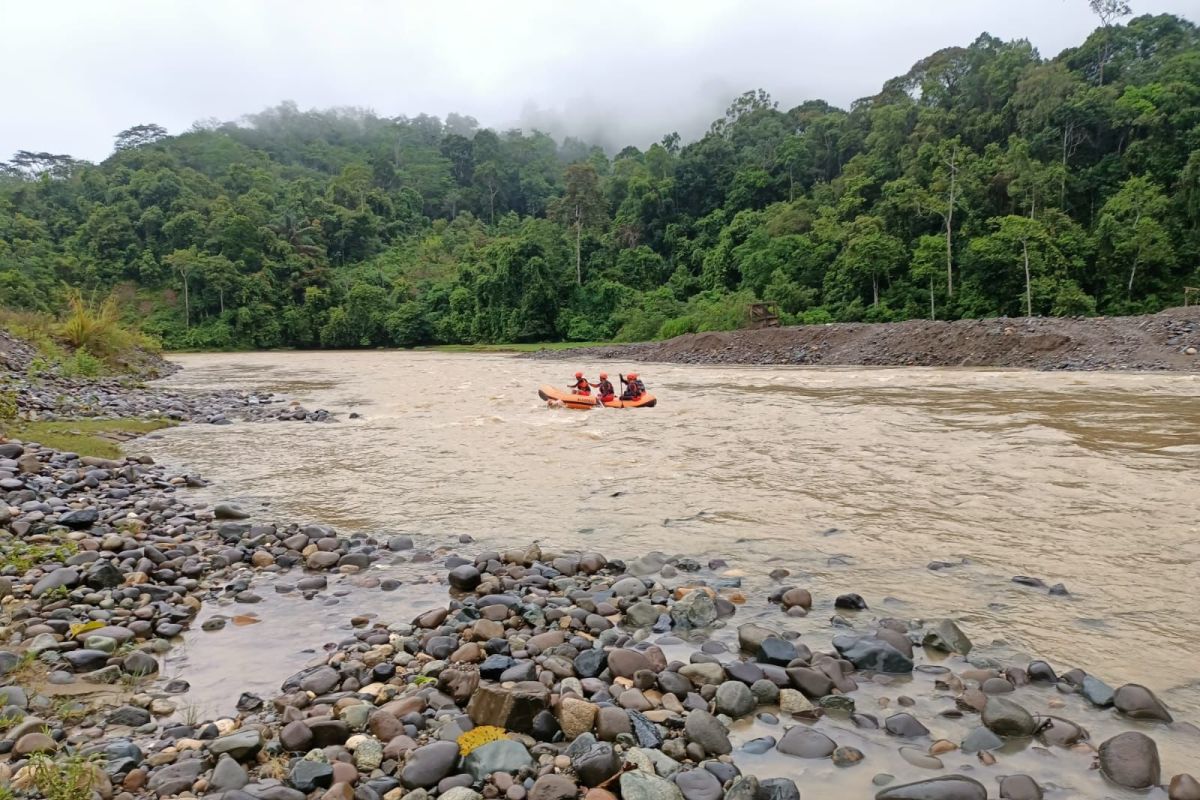 Nekat berenang tuk jemput barang, seorang pria hanyut  terseret arus Sungai Tabir