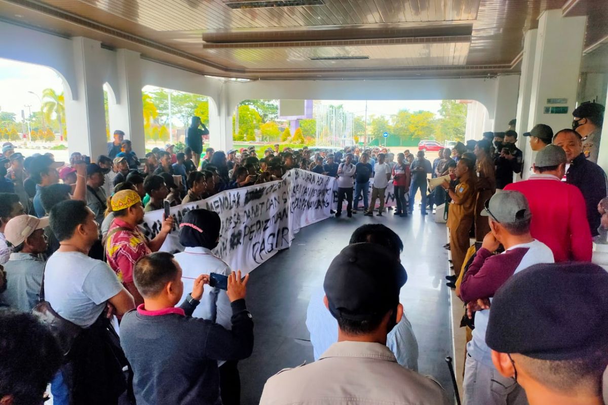 Ratusan warga gelar aksi unjukrasa  menuntut penambangan Pasir