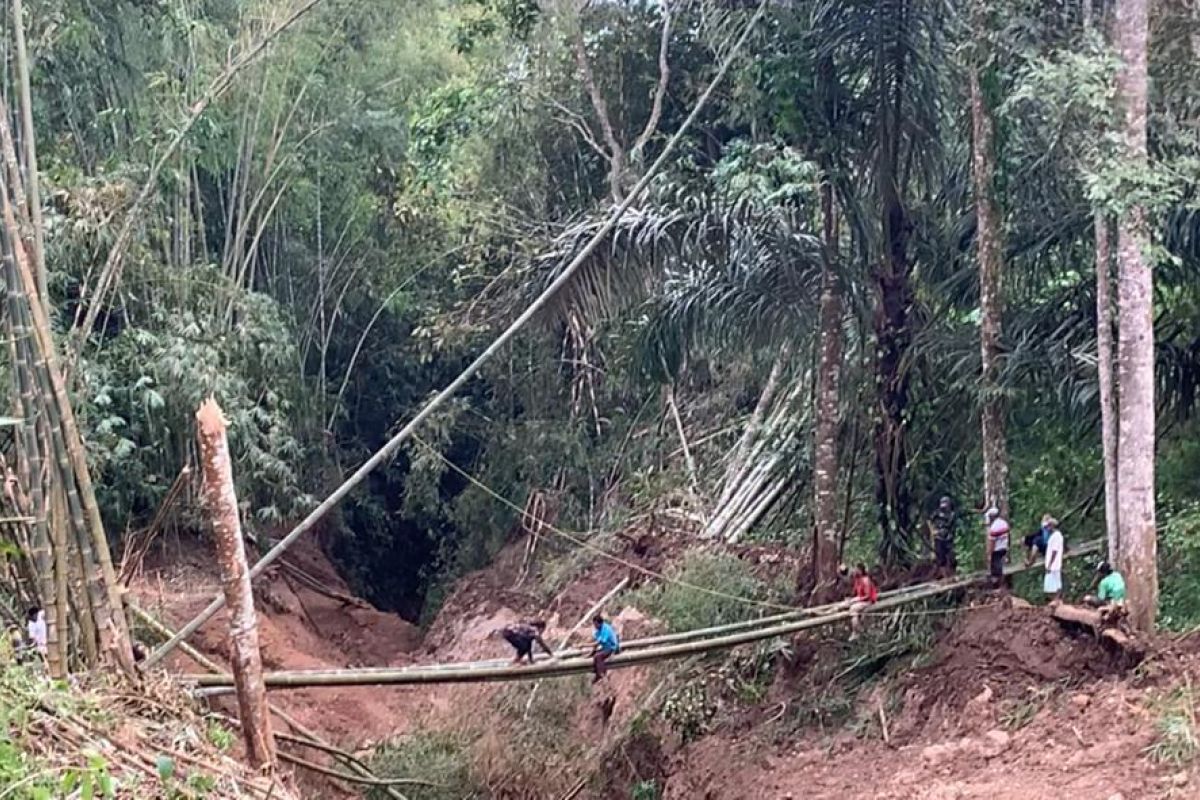 Warga terdampak longsor di Ponorogo bangun jembatan darurat