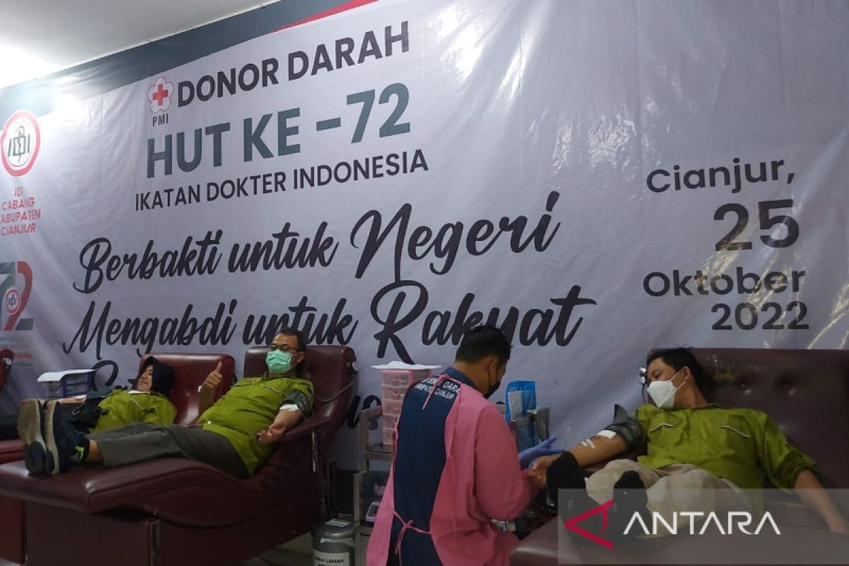 Seratusan dokter di Cianjur donor darah dalam rangka HUT IDI