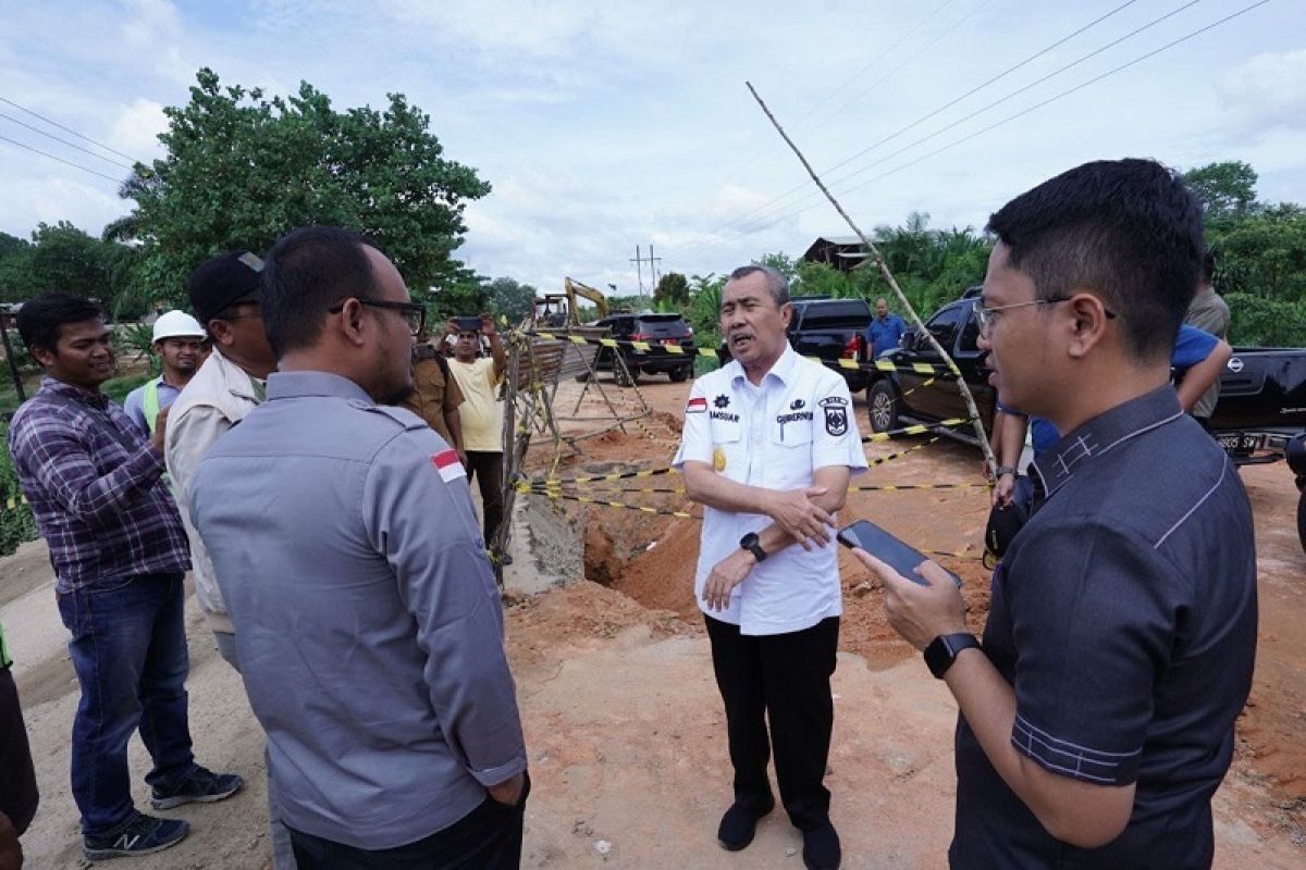 Gubernur Riau Syamsuar tinjau kondisi  jalan  lintas Petapahan - Suram