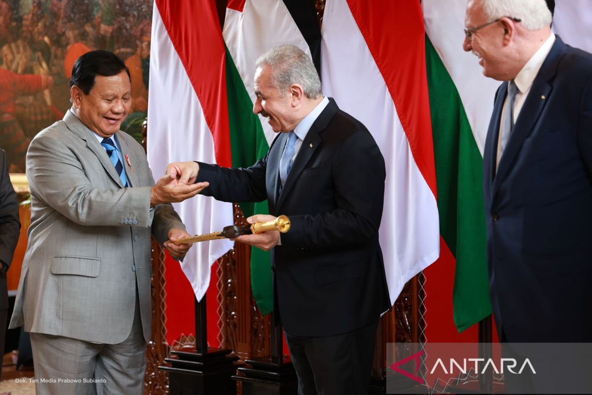 Minister Subianto offers scholarships for Palestinian students