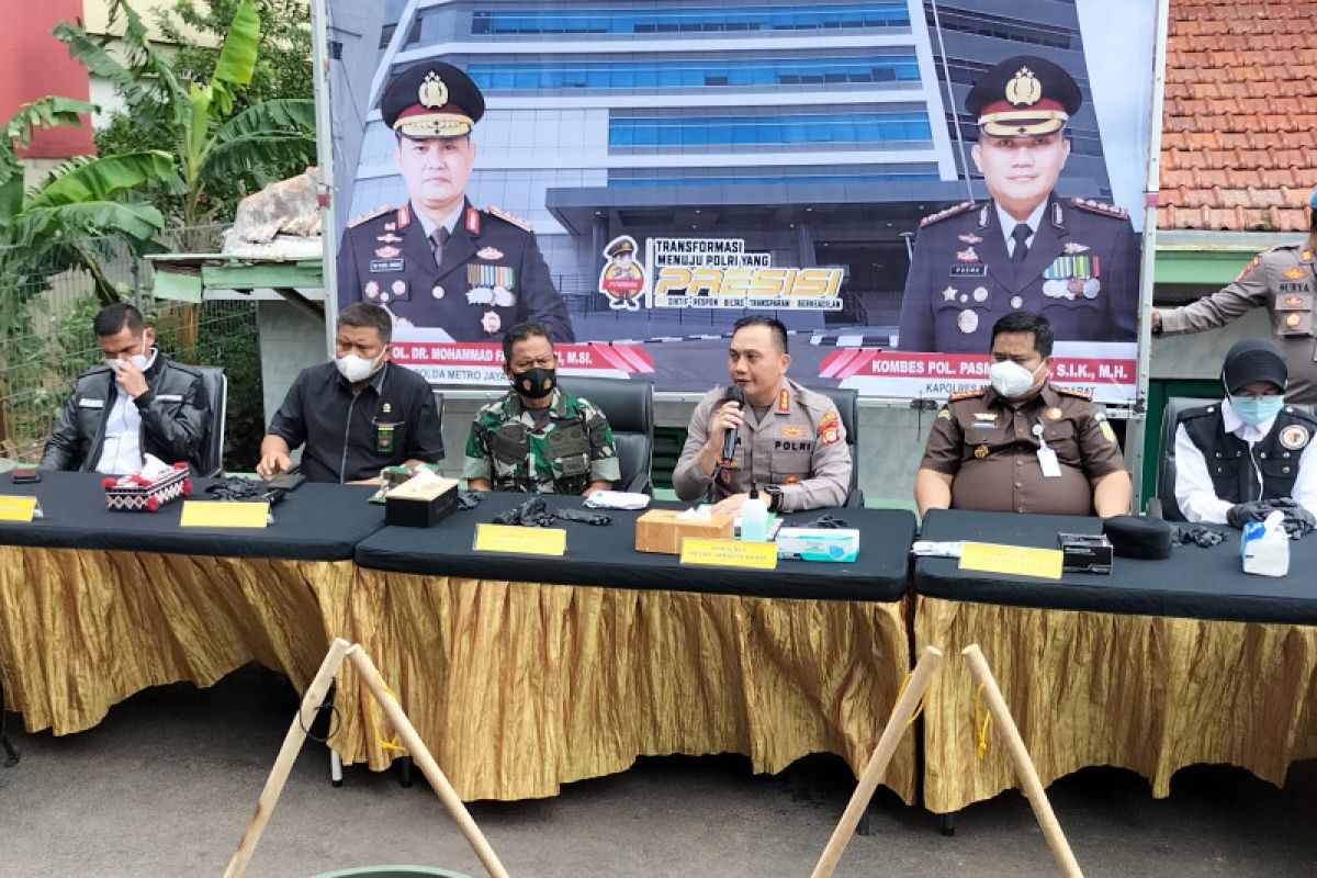 Polisi musnahkan narkoba sitaan dengan air aki dan blender