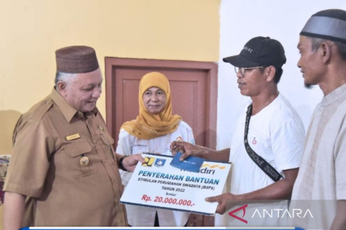 Pemkab Bangka Barat serahkan bantuan stimulan untuk perumahan swadaya