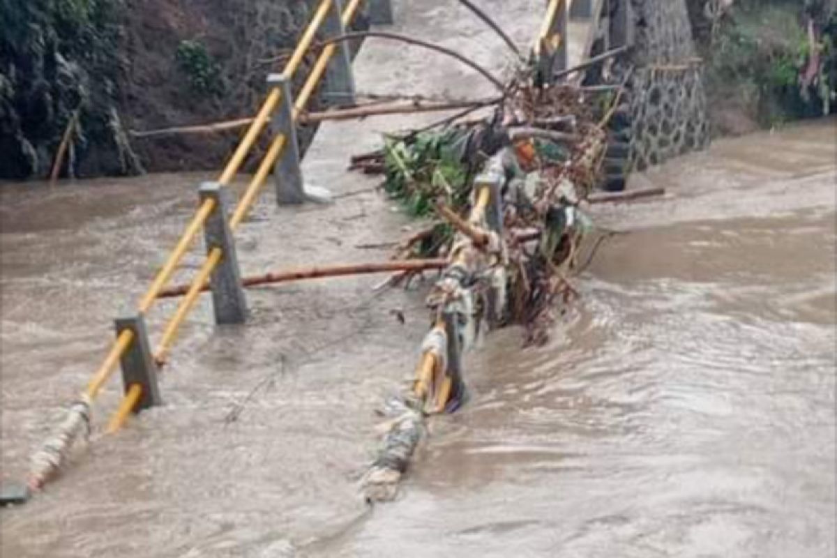BPBD berikan bantuan kepada korban banjir tiga desa di Lombok Tengah