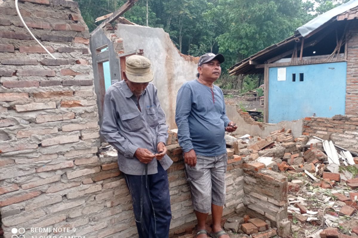 Lima rumah di Kabupaten Lebak rusak berat akibat angin kencang