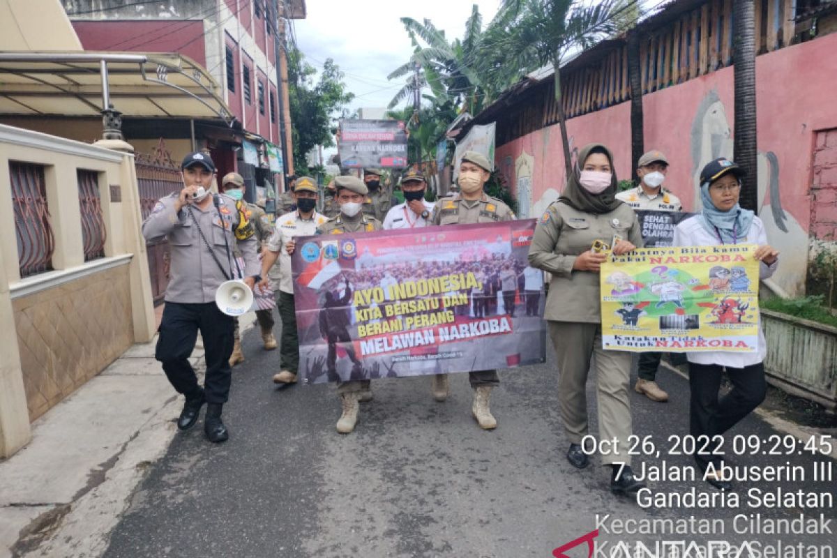 Polisi sosialisasi bahaya narkoba pada warga Gandaria Selatan