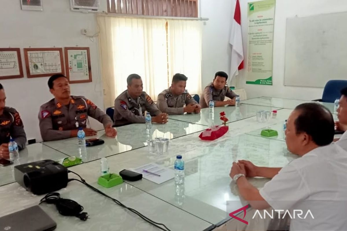 Polres Langkat  pasang rambu di jalan rawan kecelakaan lalu lintas