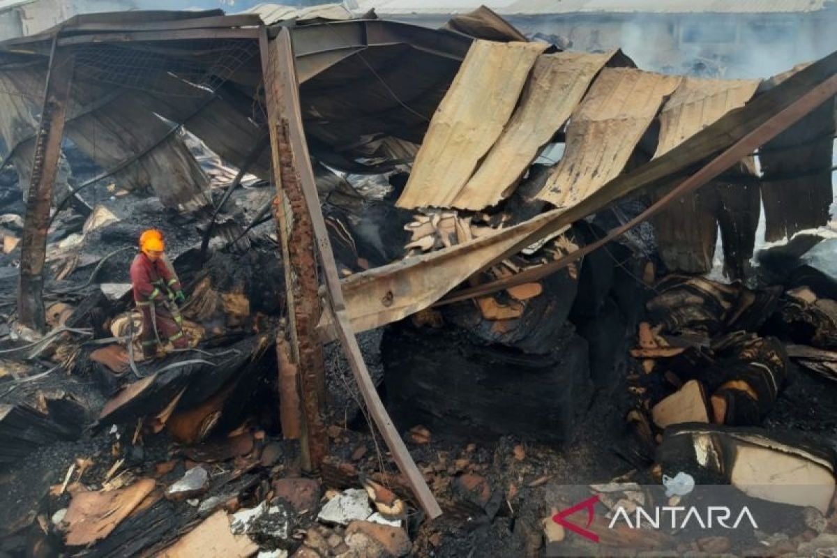 Petugas Dinas Kebakaran berhasil jinakan api di gudang triplek Bandung