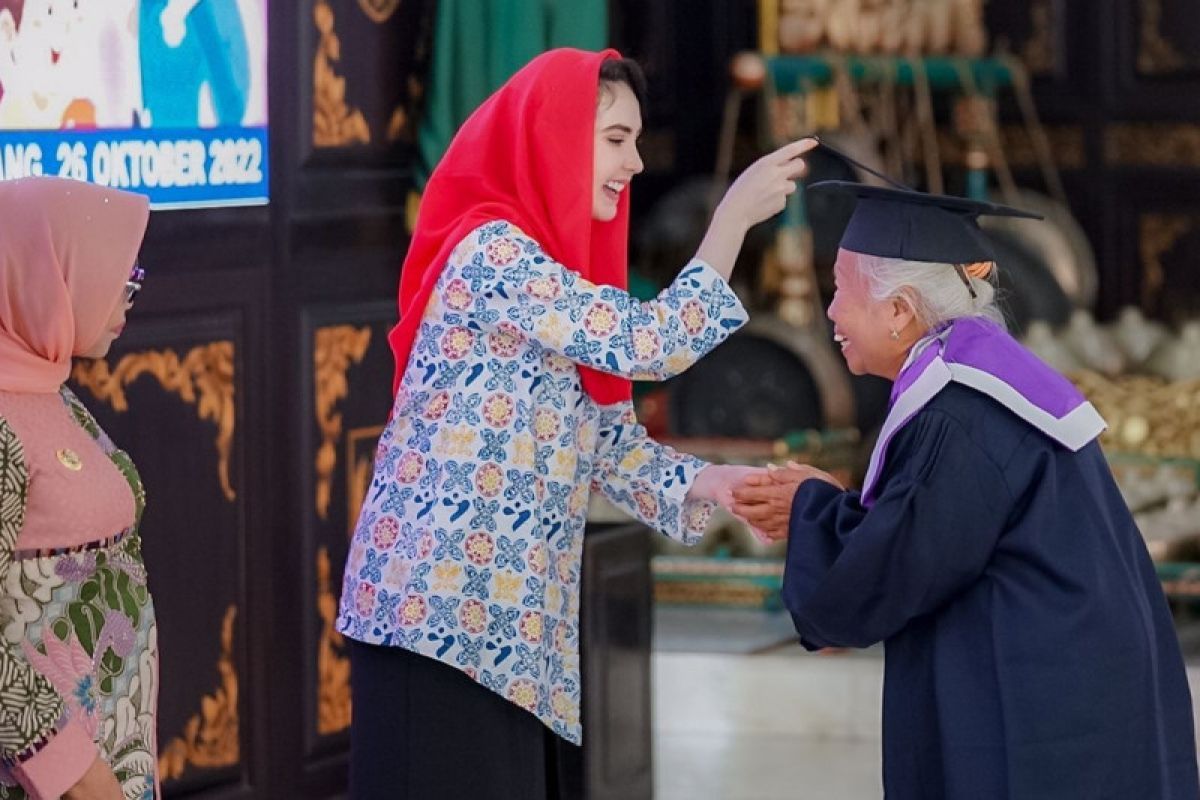 Arumi Bachsin apresiasi semangat belajar dan wisuda lansia di Jombang