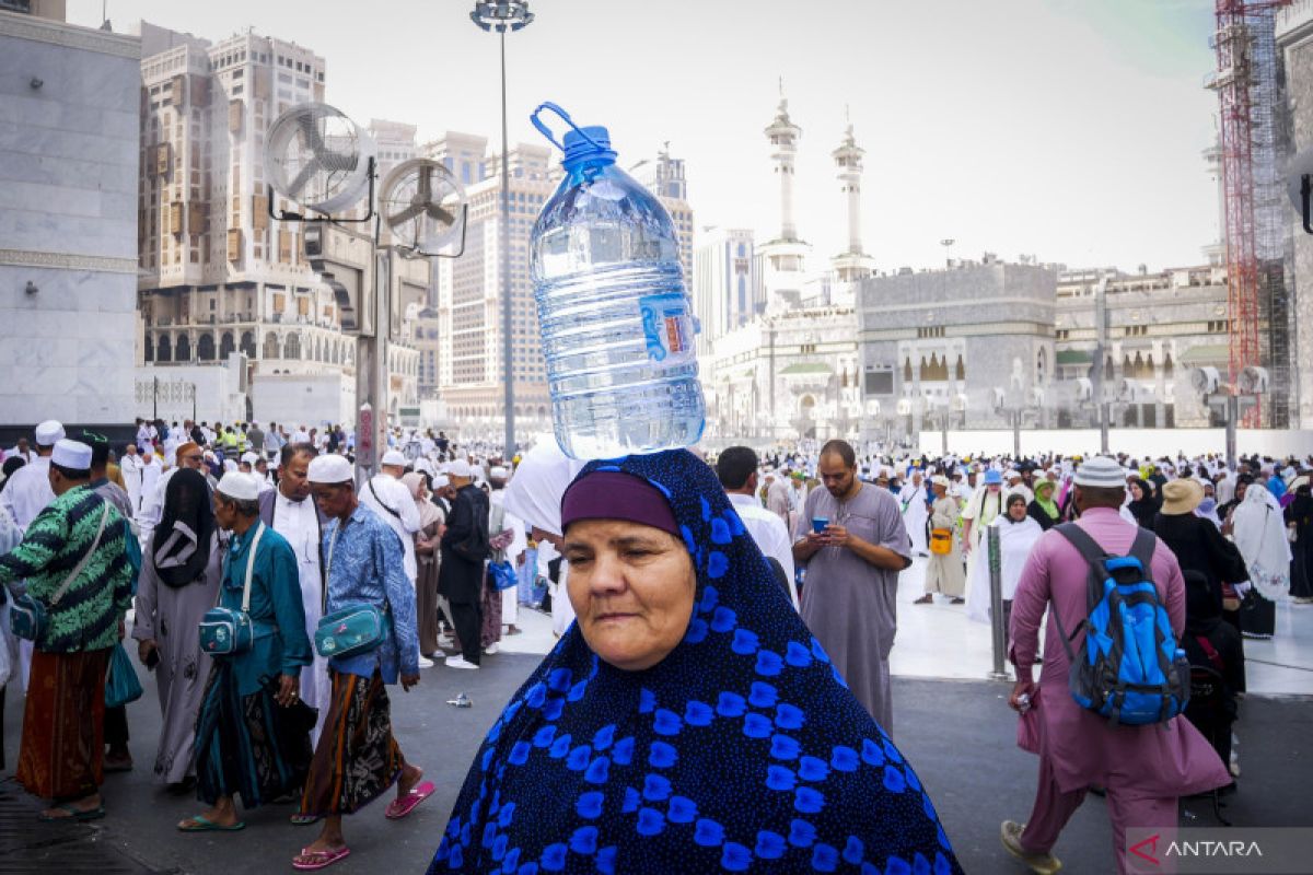 Calon haji disarankan minum segelas air zam-zam sebelum shalat