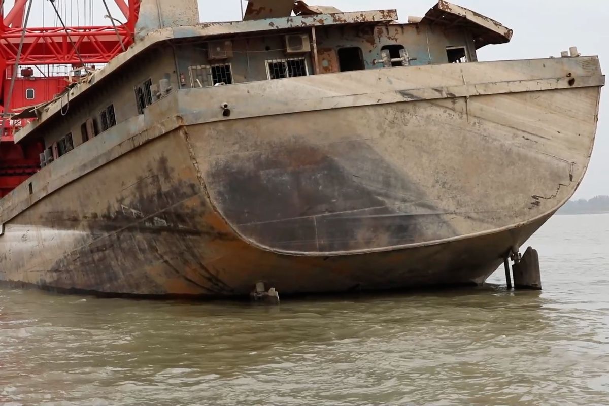Bangkai kapal di Wuhan diangkat dari Sungai Yangtze-China