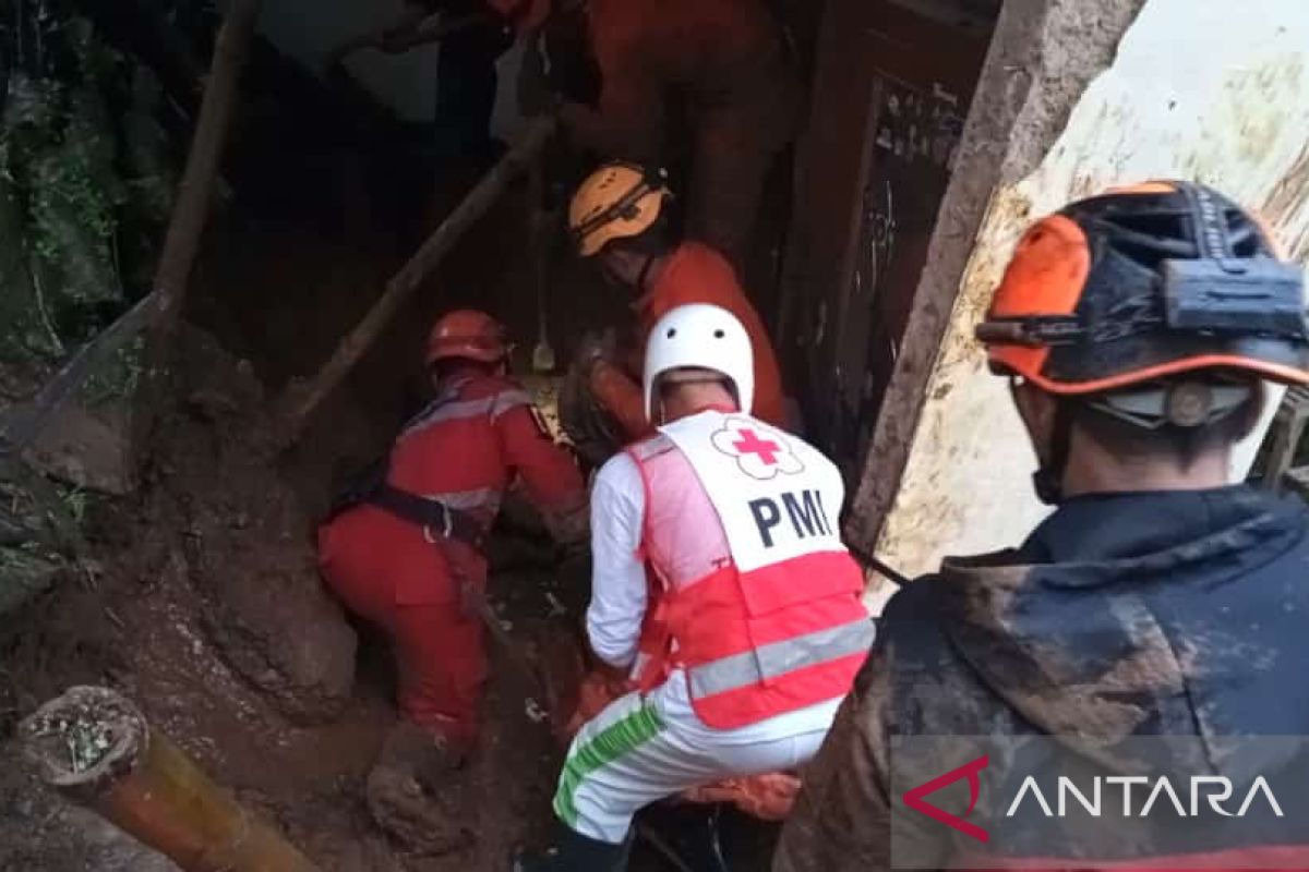 PMI Sukabumi salurkan bantuan untuk keluarga korban meninggal tertimbun longsor