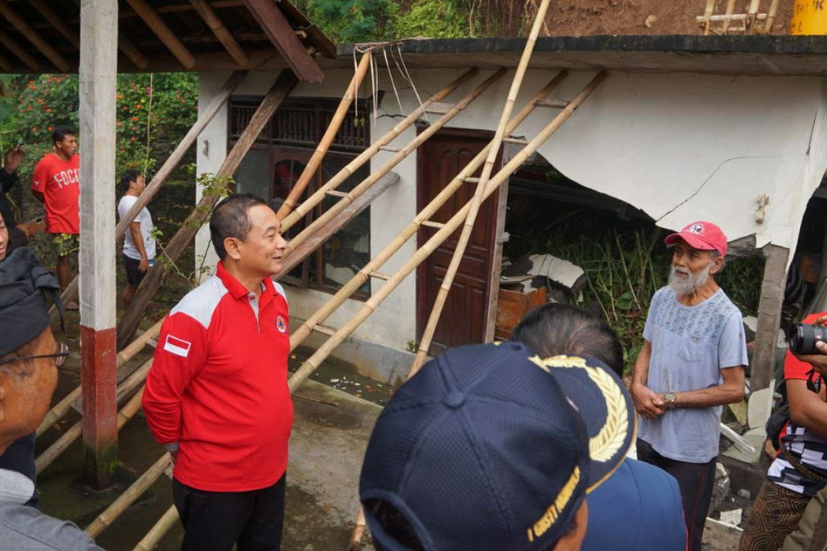 Bupati Karangasem cek topografi daerah terjadi tanah longsor