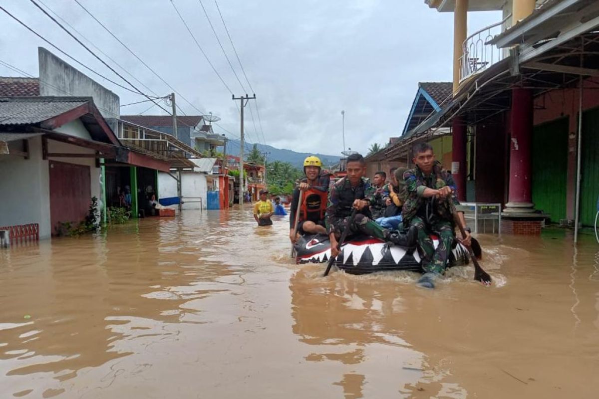 Prajurit Batalyon Infanteri 7 Marinir bantu evakuasi korban banjir